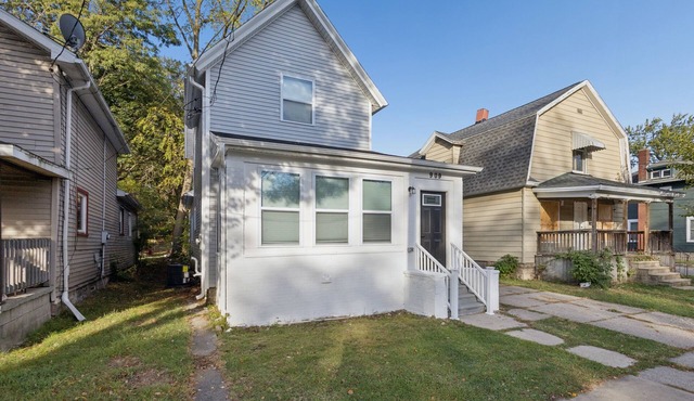 3-bedroom house in charming Lansing with AC