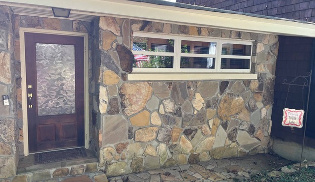 3-bedroom house in charming White with WiFi and AC. Lakefront lake Allatoona