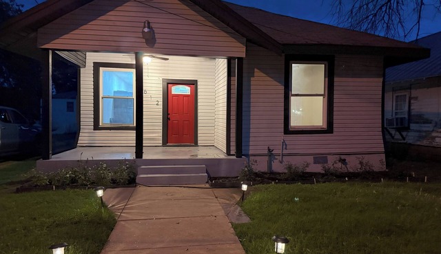 3-bedroom house in charming Waco with WiFi, AC. Start your getaway