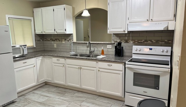 3-bedroom house in cool La Marque with WiFi, AC