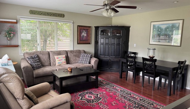 3-bedroom House in Cozy Mundelein with Private Patio and Grill