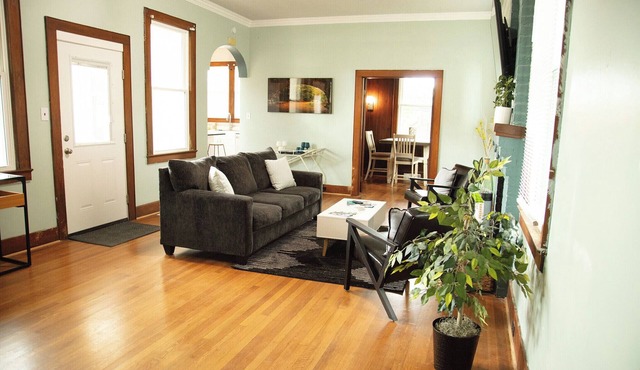 3-bedroom house in delightful Harriman with AC, private courtyard w/hot tub,