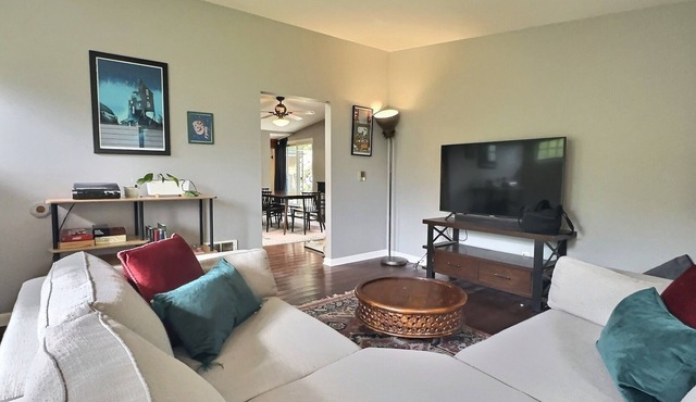 3-bedroom house in delightful Lynnwood with cool AC