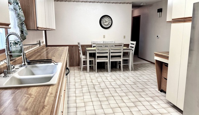 3-bedroom house in delightful Mapleton with AC, WiFi. Unwind and enjoy!