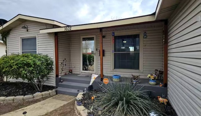 3-bedroom house in Delightful Del Rio, Texas with WiFi , AC. Come take a look.