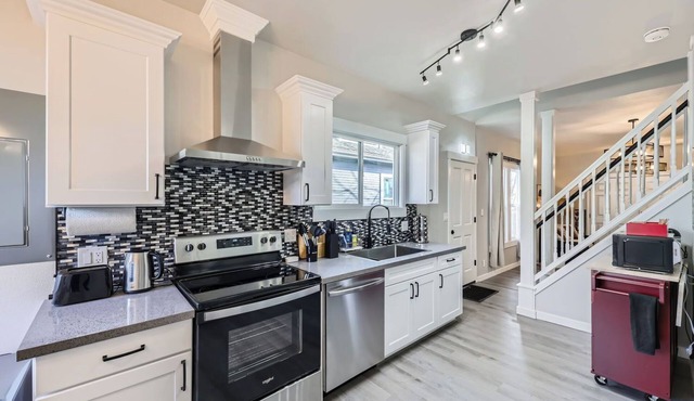 3-bedroom house in delightful Everett with WiFi, fitness room