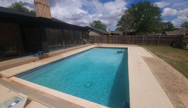 3-bedroom house in Elk City with refreshing pool 4 min from Elk City 5 Plex