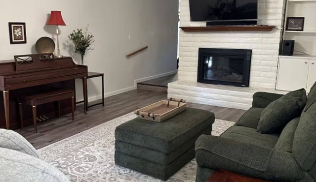 3-bedroom house in fabulous Kingsburg with pool