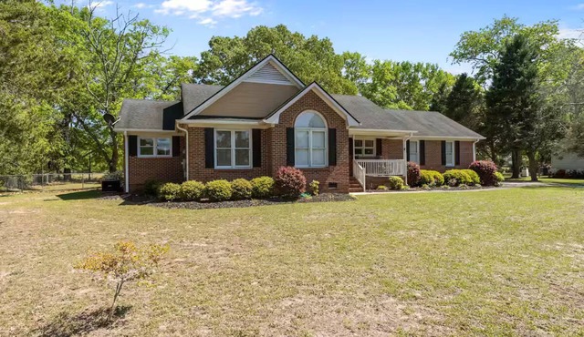 3-bedroom house in fabulous Eastover with WIFI, all you need is your clothes!