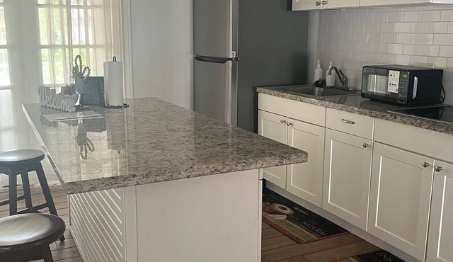 3-bedroom house in gorgeous Pasadena with cool AC breeze