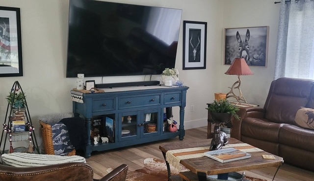 3-bedroom house in gorgeous Libby with WiFi, AC. Book your stay now