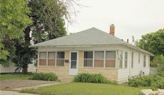 3-bedroom house in Laurel with AC,conveniently located, parking, and more