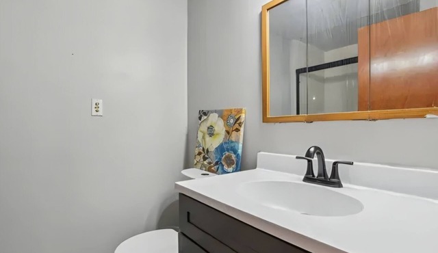 3-bedroom house in lovely Matteson with cool AC breeze