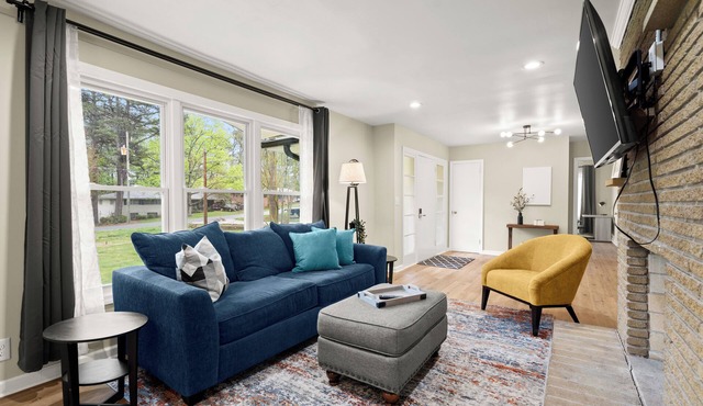 3-bedroom house in lovely Atlanta with with Private Fenced Large Backyard