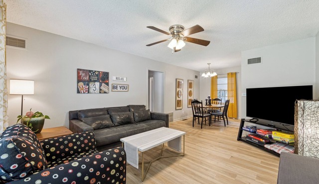 3-bedroom house in lovely Wichita with firepit and sunroom - close to Towne East