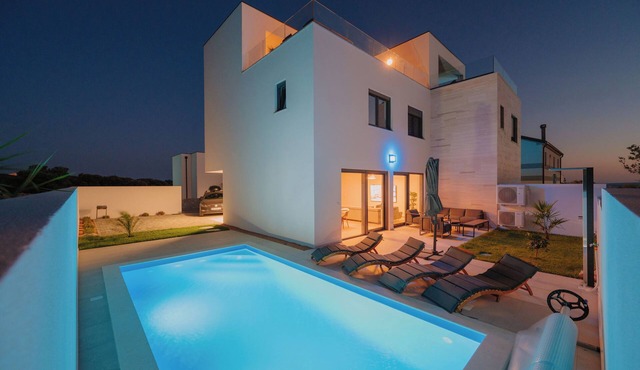 3-bedroom house in lovely Mandre with AC, WiFi. Enjoy your stay