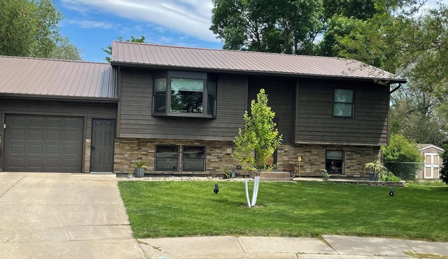 3-bedroom house in lovely Pierre with AC, WiFi. Super host on the other site
