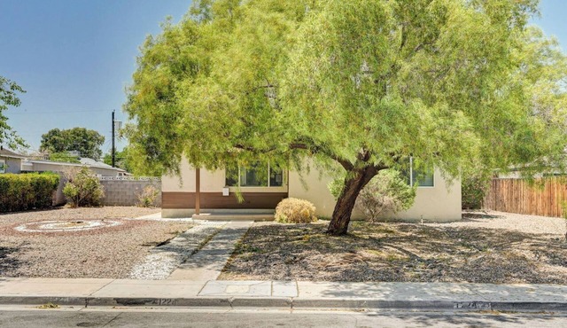 3-bedroom house in marvelous Las Vegas with AC, WiFi. Enjoy your stay