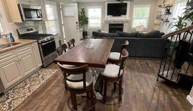 3-bedroom house in marvelous Lexington with lake views