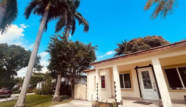 3-bedroom house in Miami with large yard, jacuzzi and mango tree’s.