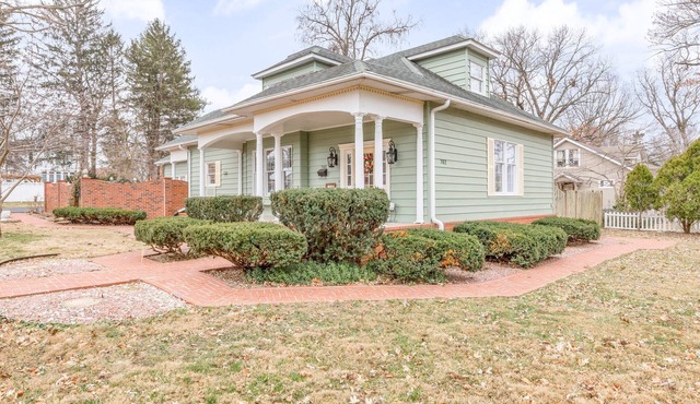 3-bedroom house in nice downtown Farmington with AC, WiFi, nice outdoor spaces!