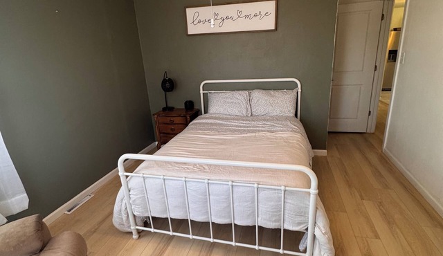 3-bedroom house in peaceful Des Moines with WiFi, AC cat/dogs allowed