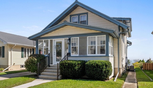3-bedroom house in perfect Manitowoc Steps away from the beach of Lake Michigan.