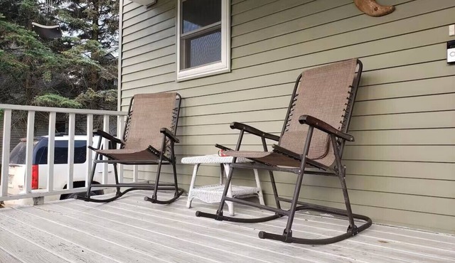 3-bedroom house in peaceful Loyal with AC, WiFi, fitness room