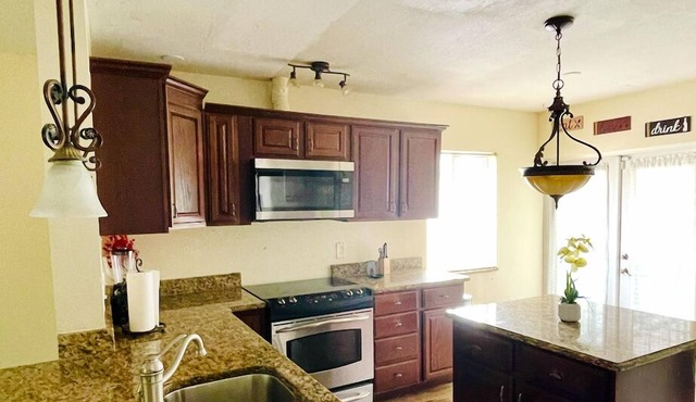 3-bedroom house in phenomenal Orlando with WiFi, AC,Jacuzzi and Billiards Table