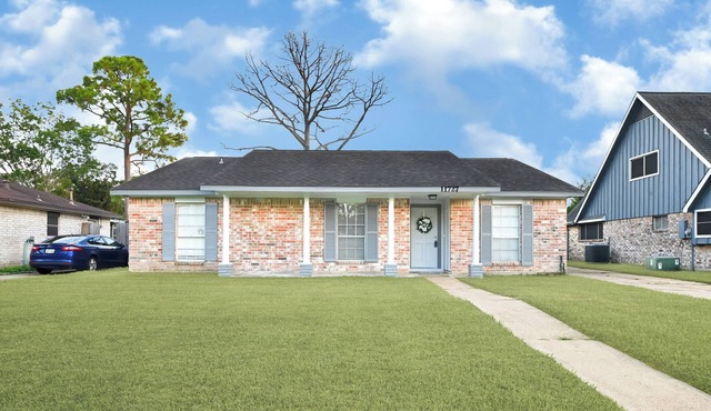 3-bedroom house in pleasant Meadows Place. Stafford, TX. Easy access to US 59.