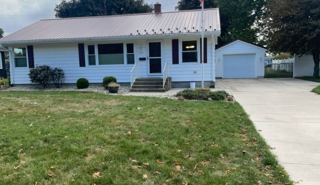 3-bedroom house in Rochester with a fenced back yard, AC, WiFi