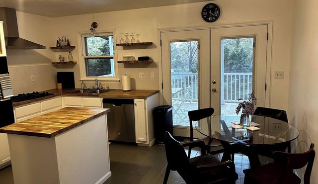 3-bedroom house in serene Calhoun with AC, WiFi, fitness room