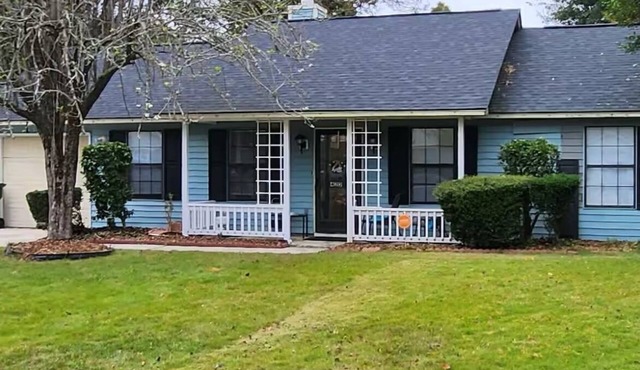 3-bedroom house in serene Ladson with AC, WiFi. Enjoy a peaceful getaway