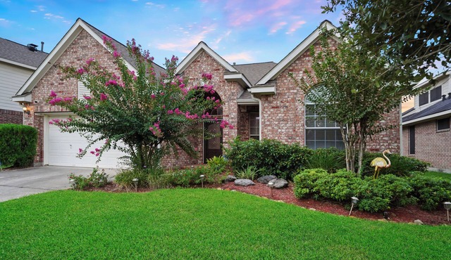 3-bedroom house in Spring with pool, jacuzzi bathtub, and pool table.