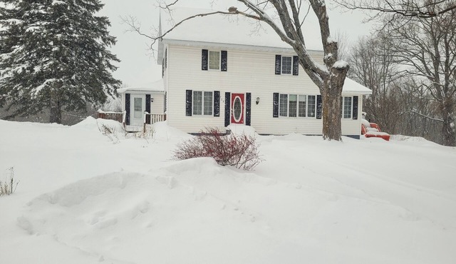 3-bedroom house in superb Greenland right on the snowmobile trail.