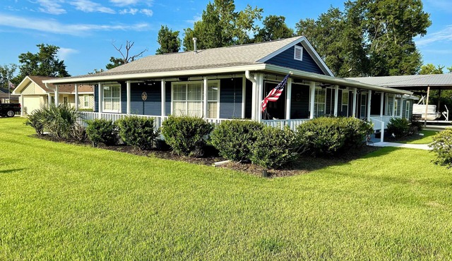 3-bedroom house in tranquil Lynn Haven, beautiful sunsets, & minutes to PCB.
