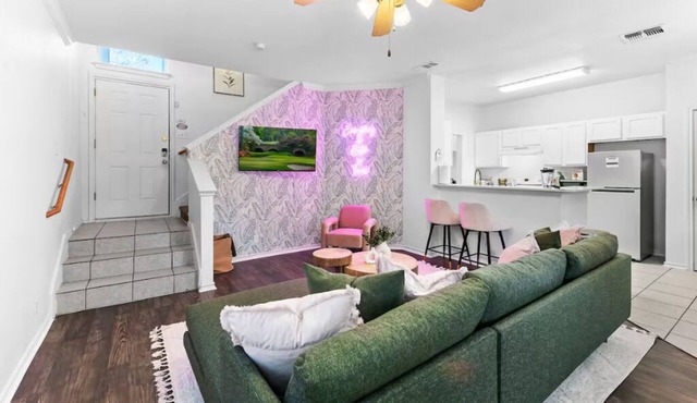 3-bedroom house in tranquil Austin with AC, WiFi. Enjoy a peaceful stay!