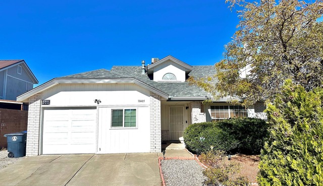 3-bedroom house in tranquil Albuquerque with cozy vibes and fire pit.