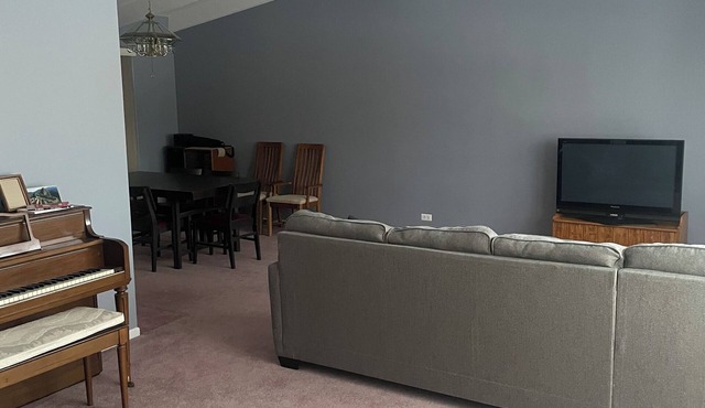 3-bedroom house in tranquil Bensenville with AC, WiFi, fitness room