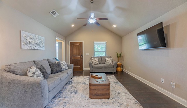 3-bedroom house in lovely Bentonville with WiFi, AC. Start your getaway
