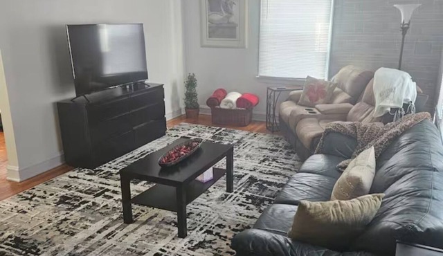 3-bedroom house in beautiful Des Plaines with cool AC