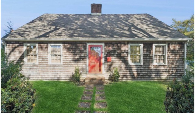 3-bedroom house in East Hampton Village with cool AC