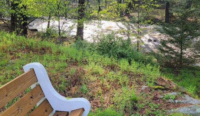 3-bedroom house in charming Forestburgh with WiFi, AC. Start your getaway now.