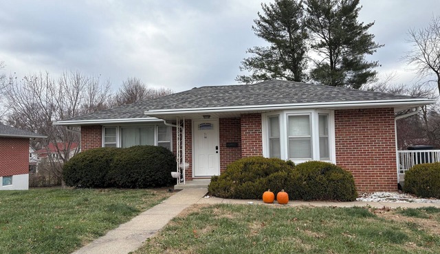 3-bedroom house in adorable Higginsville with pool within walking distance.