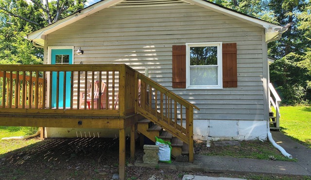 3-bedroom house in lovely Hillsborough with WiFi, AC, EV charger outlet, & solar