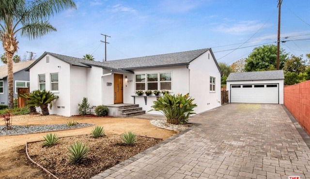 3-bedroom house in delightful Los Angeles with AC.The best slice of Van Nuys.