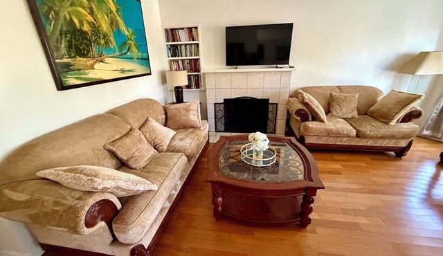 3-bedroom house in nice Los Angeles with cool AC