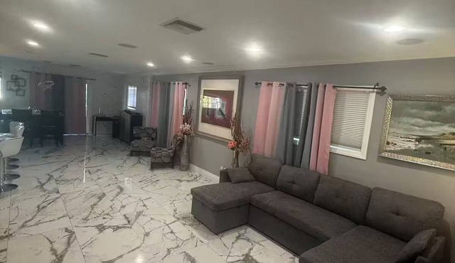 3-bedroom house in enchanting in LA with AC fitness area and swimming pool