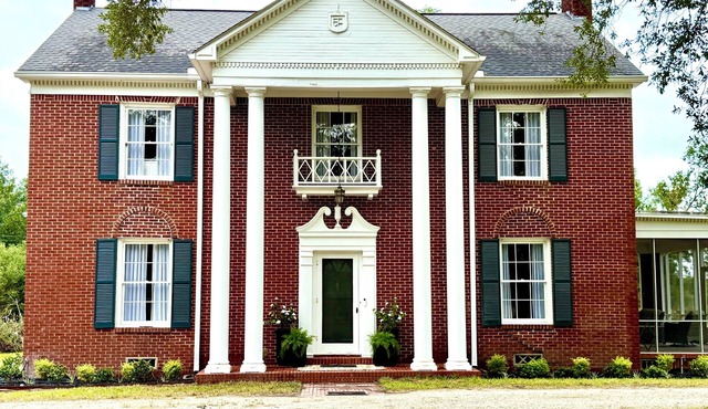 3-bedroom house in delightful Madisonville with AC comfort