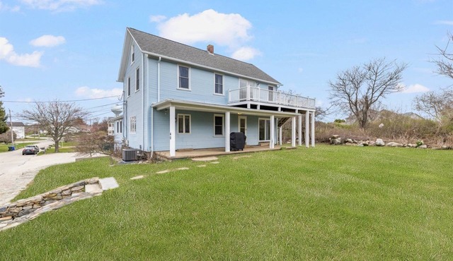 3-bedroom house in charming Sand Hill Cove. Walk to beach!